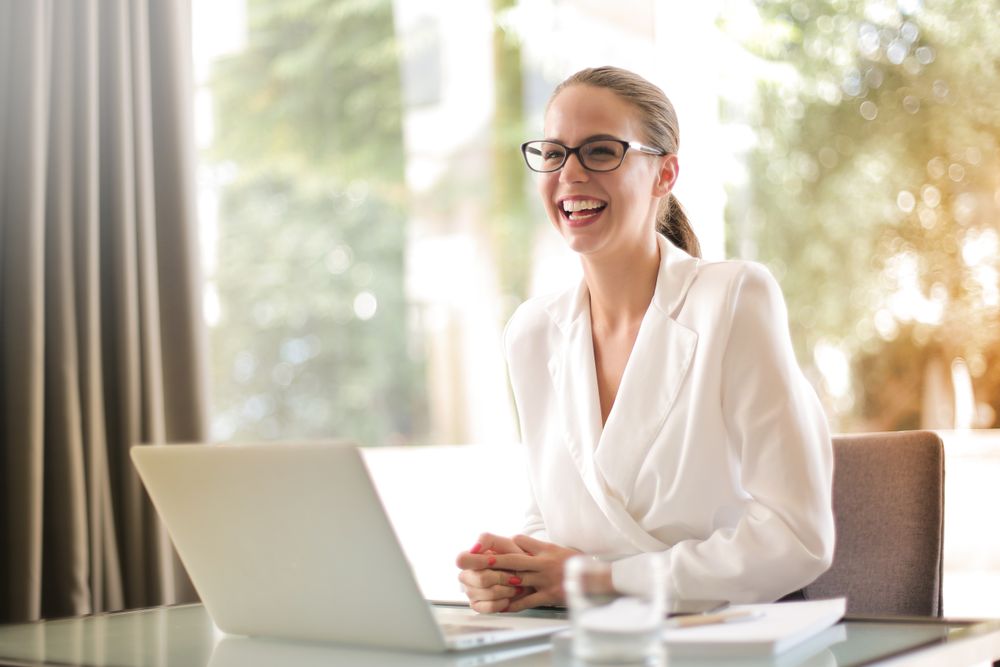 Profesional senior en entorno de trabajo