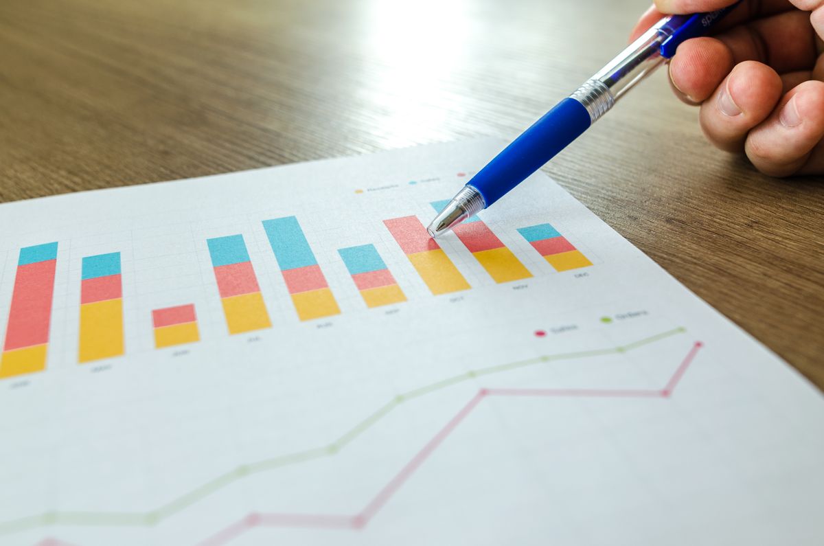Analisis de datos y metricas en un reporte impreso