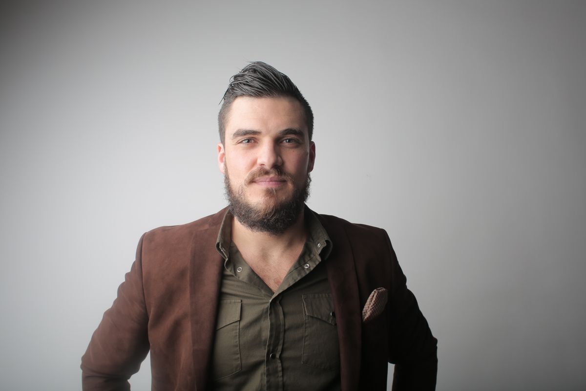 Profesional senior con presencia ejecutiva